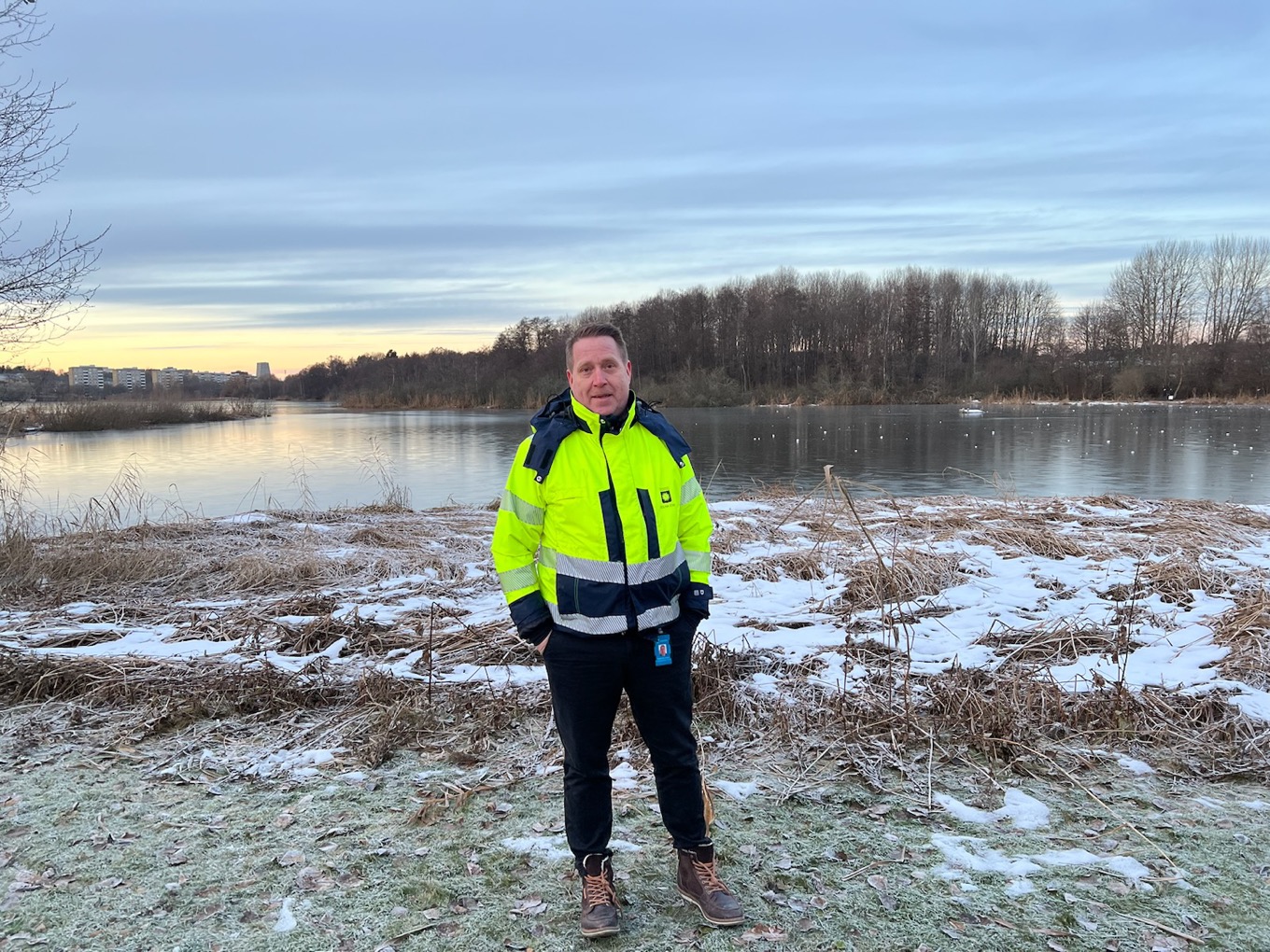 Rickard Jonsson, driftchef för Solnas idrottsanläggningar, står framför Råstasjön i Solna.